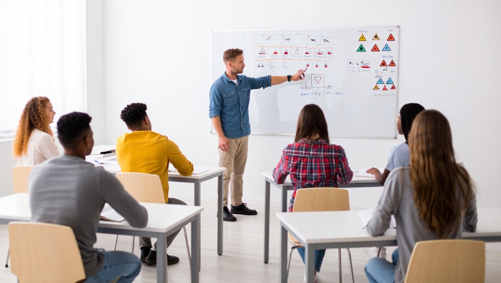 Verkehrskunde im Unterrichtssaal Freiburg — Dozent und Lernende, AZUL Fahrschule